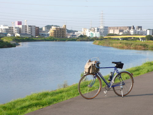 ららぽーと横浜近くで蛇行する鶴見川でのランドナー