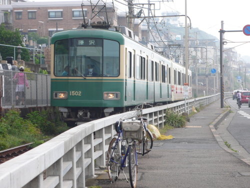 鎌倉高校前駅で江ノ電とランドナー